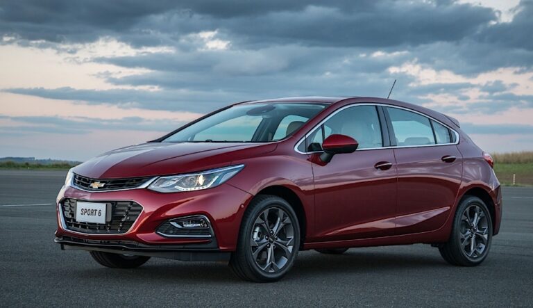 2025 Chevrolet Cruze Hatchback Pictures